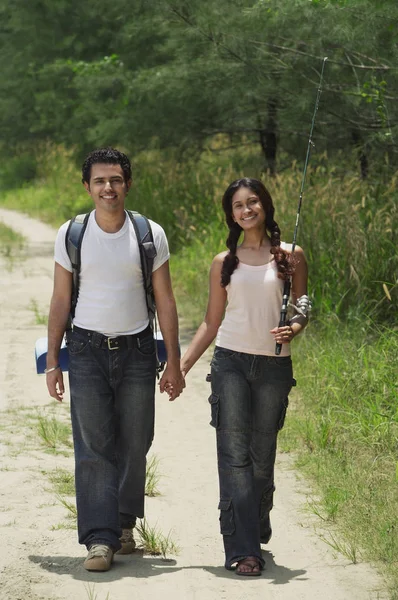 Couple randonnée dans le désert — Photo