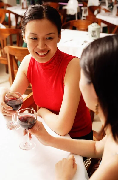 Mujeres sosteniendo vasos de vino — Foto de Stock