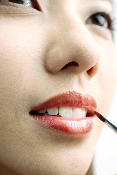 Vrouw die lippenstift opdoet — Stockfoto