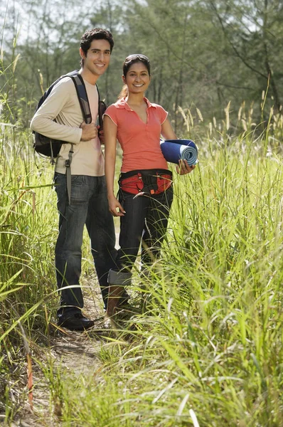 Jeune couple randonnée — Photo