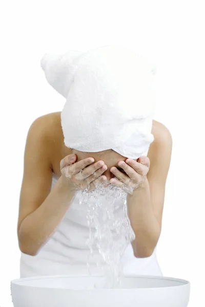 Yüzünü yıkayan kadın. — Stok fotoğraf