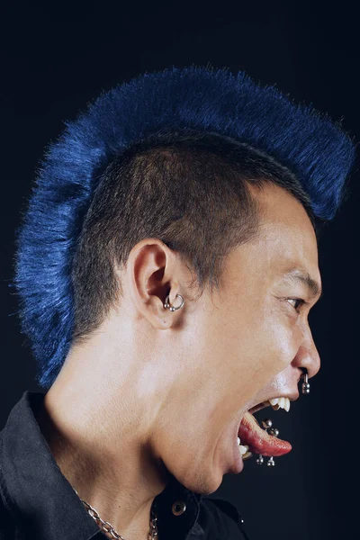 Hombre con lengua pegajosa — Foto de Stock