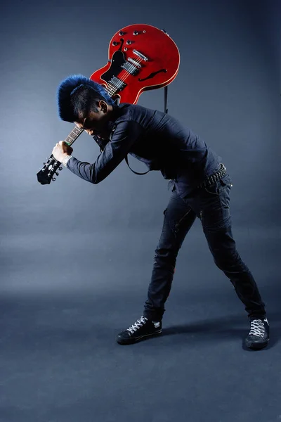 Homem segurando guitarra — Fotografia de Stock