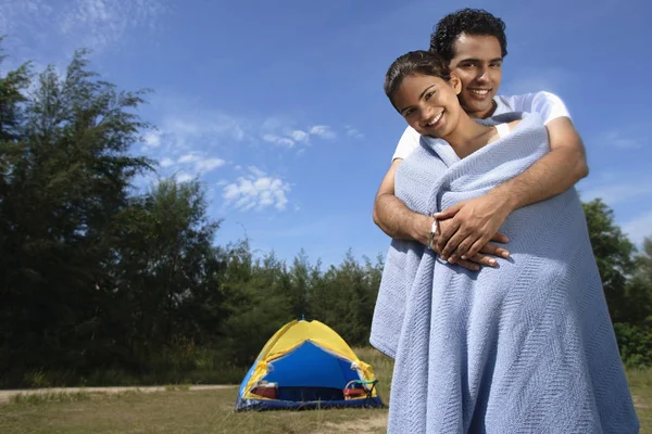 Pareja joven camping —  Fotos de Stock