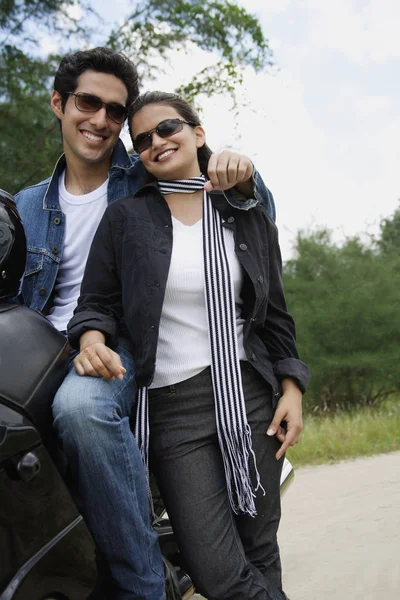 Giovane coppia con moto — Foto Stock