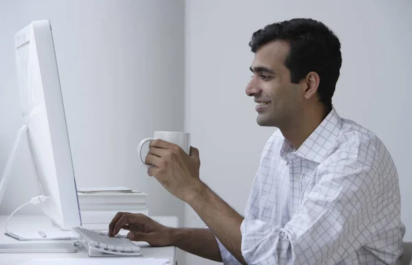 컴퓨터에서 작업 하는 인도 사람. — 스톡 사진
