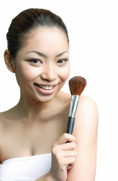 Žena držící make-up štětce — Stock fotografie