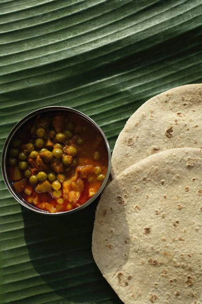 Chapati och blandade grönsaker curry — Stockfoto