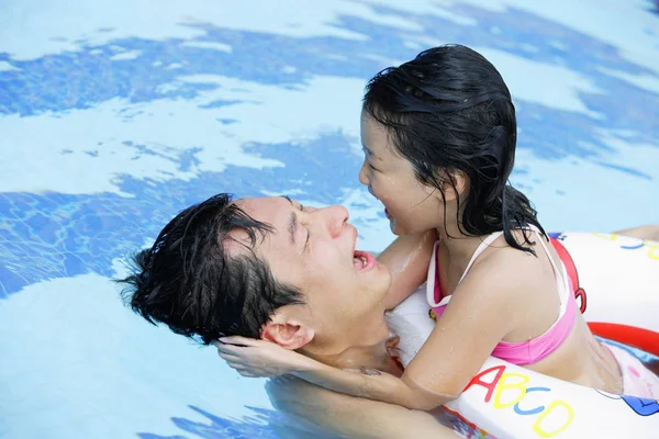 Padre e hija en piscina — Foto de Stock