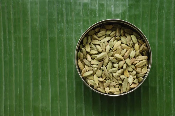 Зеленые семена кардамона — стоковое фото