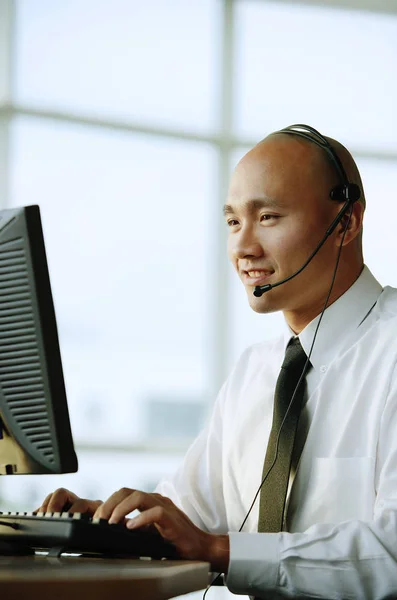 Hombre con auriculares en la oficina — Foto de Stock