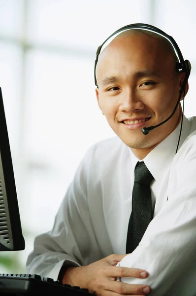 Man met koptelefoon in functie — Stockfoto