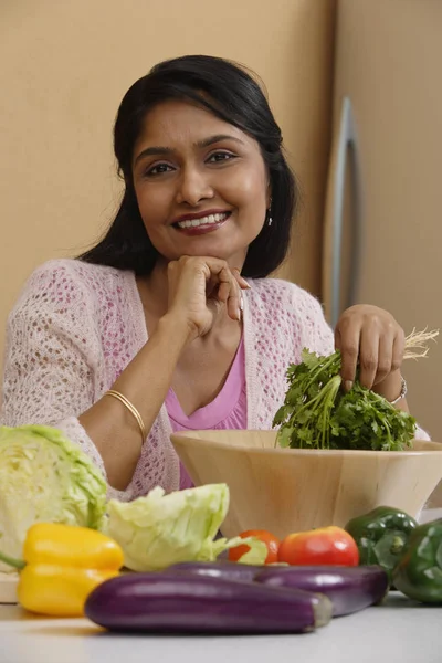 Donna indiana che prepara il cibo — Foto Stock