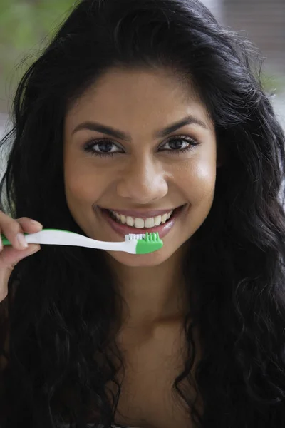 Mujer india cepillándose los dientes — Foto de Stock