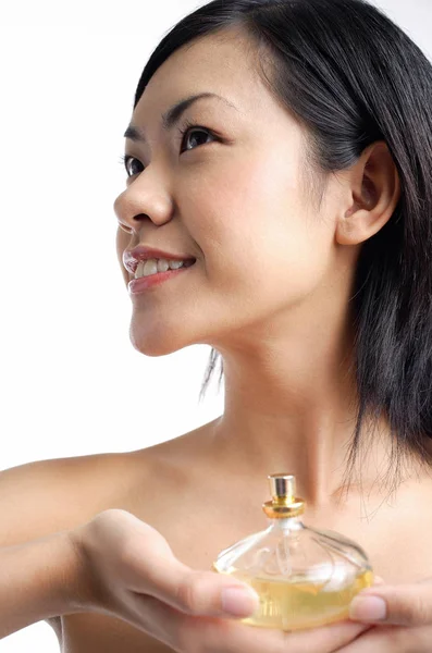 Wanita memegang botol parfum — Stok Foto