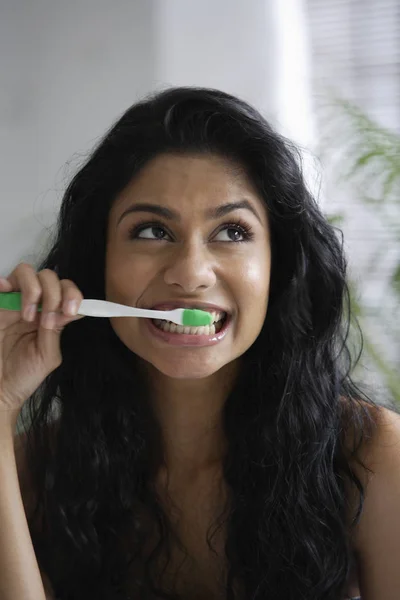 Femme indienne se brossant les dents — Photo