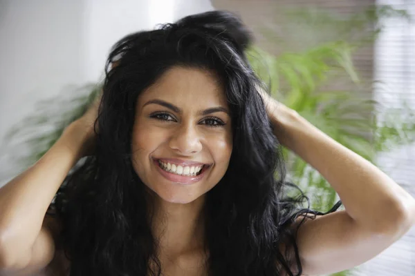 Donna indiana sorridente — Foto Stock