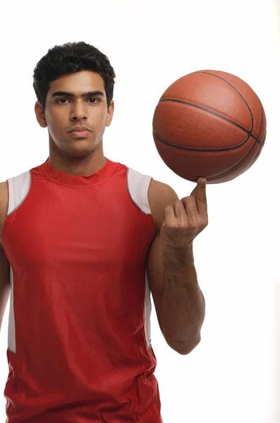 Человек с баскетболом — стоковое фото