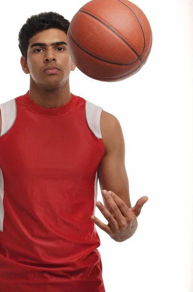 Jeune homme avec Basketball — Photo