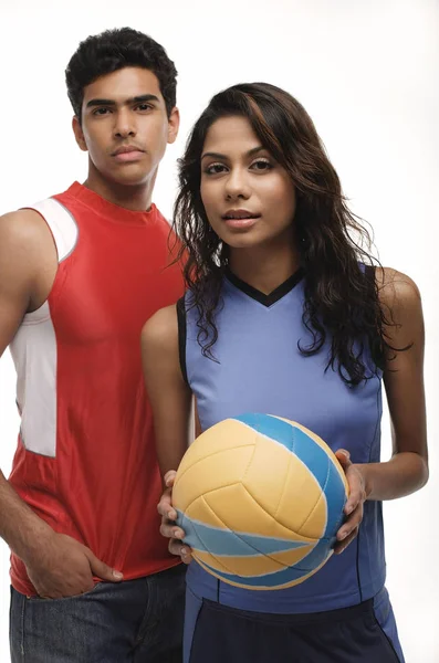 Jovem casal com bola de praia — Fotografia de Stock