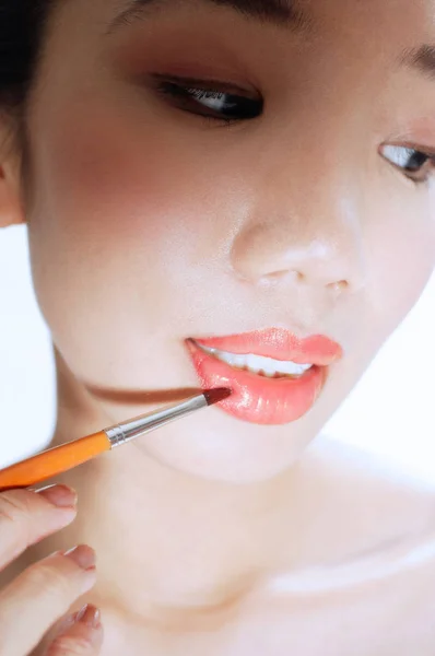 Perempuan Menerapkan Make-Up — Stok Foto