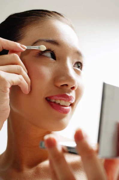 Perempuan Menerapkan Make-Up — Stok Foto