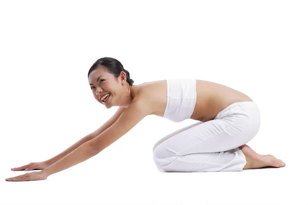 Mujer joven haciendo ejercicio — Foto de Stock