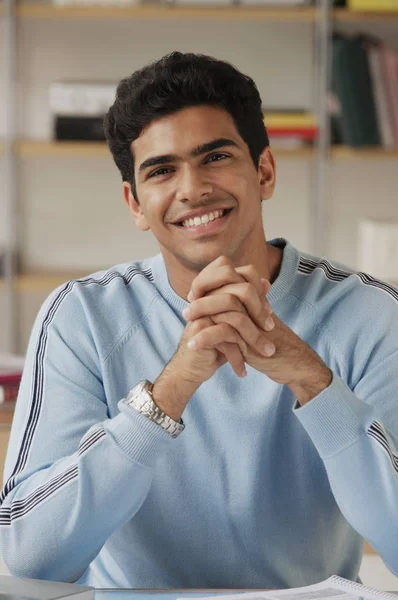 Jovem estudante sorrindo — Fotografia de Stock