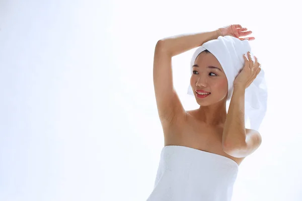 Woman wearing towel on head — Stock Photo, Image