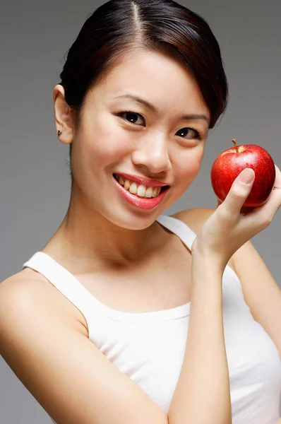 Kobieta gospodarstwo jabłko — Zdjęcie stockowe