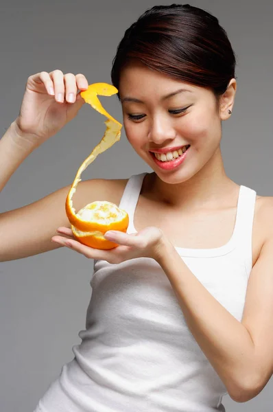 Mulher segurando laranja — Fotografia de Stock