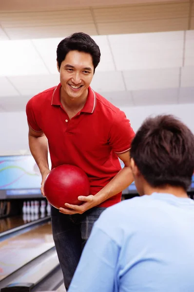 Muž hospodářství bowlingové koule — Stock fotografie