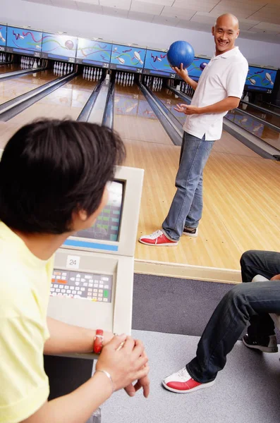 Muž hospodářství bowlingové koule — Stock fotografie