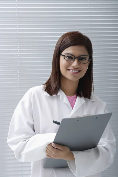 Medico o scienziato sorridente — Foto Stock