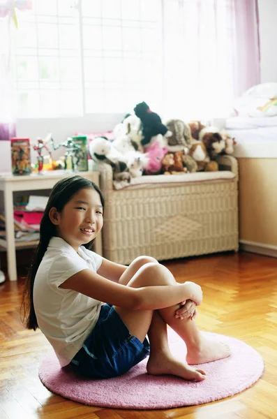 Menina no quarto, sentado no chão — Fotografia de Stock