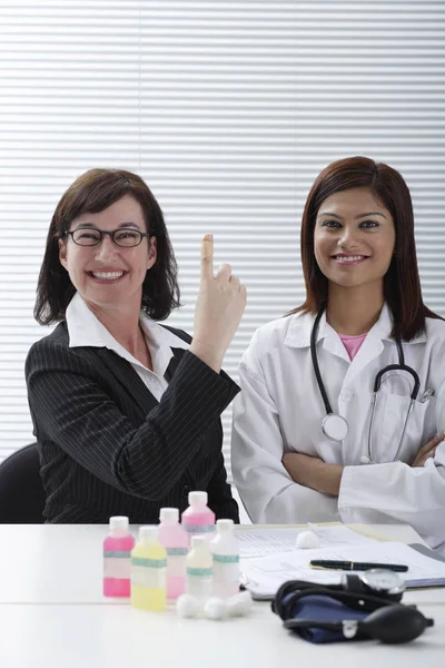 Läkare med leende patient — Stockfoto