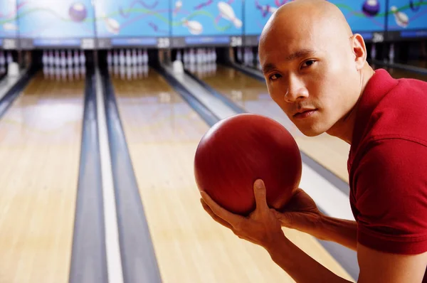 Mann mit Bowlingball — Stockfoto