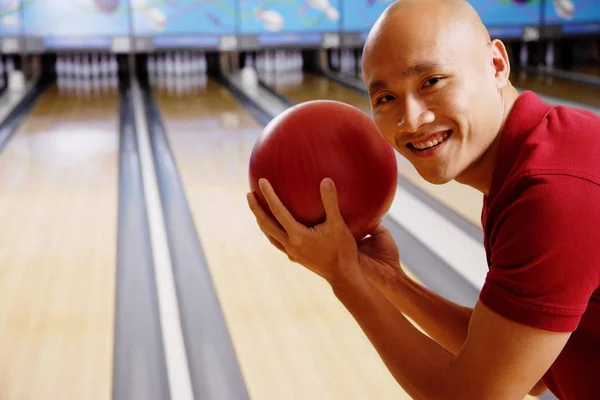Mann mit Bowlingball — Stockfoto