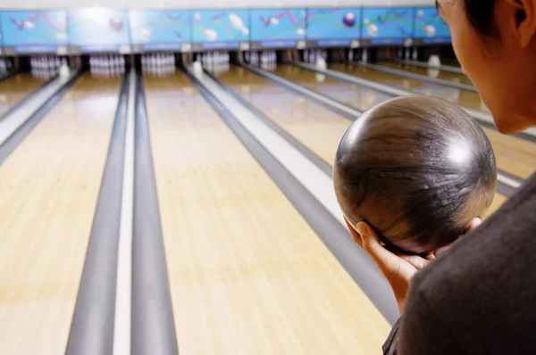 Muž hospodářství bowlingové koule — Stock fotografie