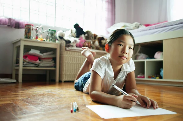 Menina no quarto, deitada no chão — Fotografia de Stock