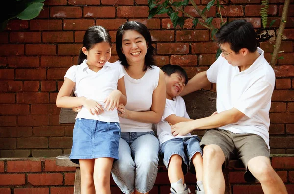 Pai e mãe com dois filhos — Fotografia de Stock