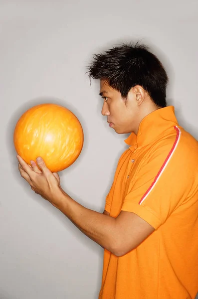 Homme tenant une boule de bowling — Photo