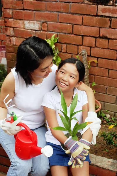 Mãe olhando para a filha — Fotografia de Stock