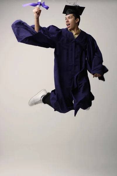 Ευτυχής απόφοιτος με δίπλωμα — Φωτογραφία Αρχείου