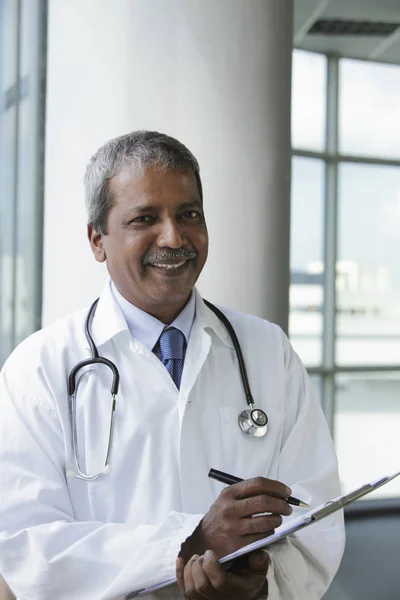 Médico indio con pelo gris — Foto de Stock