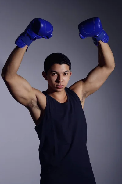 Jovem boxeador masculino — Fotografia de Stock