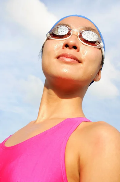 Mulher usando óculos de natação, sorrindo, olhando para o lado, tiro na cabeça — Fotografia de Stock