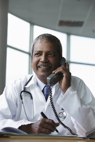 Indyjski lekarz z siwe włosy — Zdjęcie stockowe