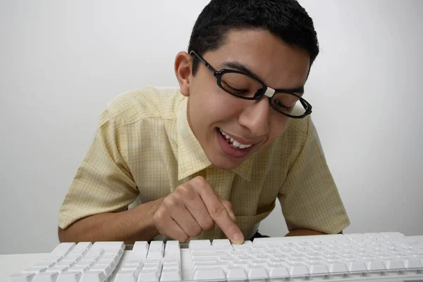 Nerd typing on keyboard — Stock Photo, Image