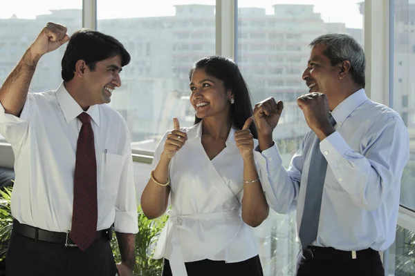 Gente de negocios en oficina — Foto de Stock